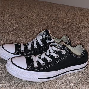 women’s size 6 black low top converse